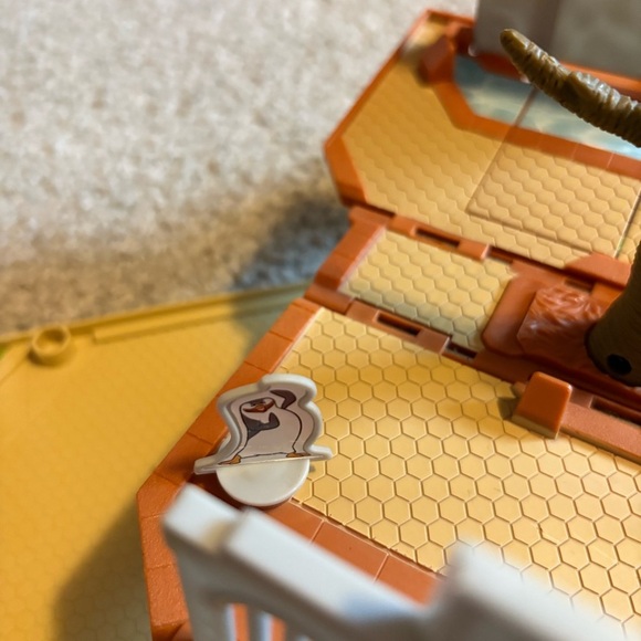 Matchbox Pop Up The Penguins of Madagascar Playset Mattel Vintage W/ Car - Picture 4 of 9